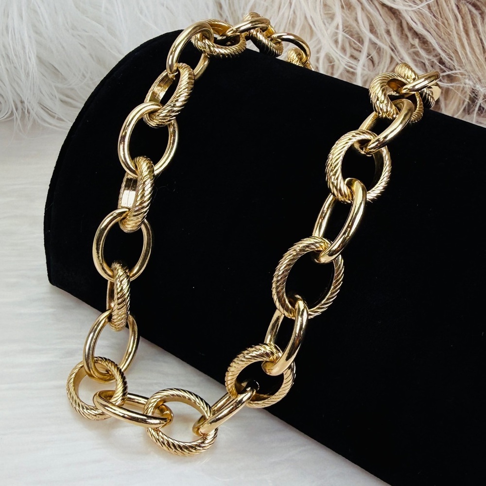 Vintage banana, republic Chunky weighted Goldtone Chain toggle closure Necklace - Picture 4 of 8